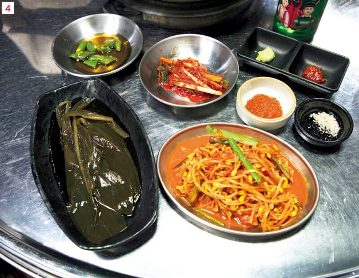 4･5. 肉を頼むとついてくる付け合わせとスープ。鉄板が空いたら豆もやしの和え物はお皿ごとのせて温めてくれる。エゴマにモクサルとお好みの付け合わせを包んで食べるとお互いが引き立ち美味。