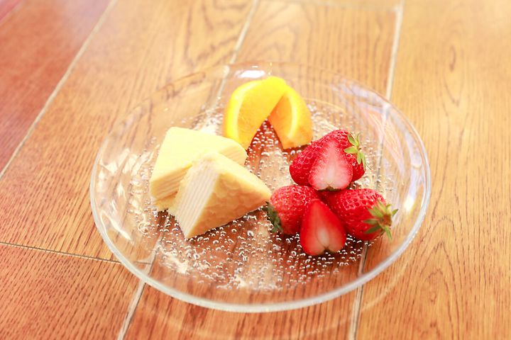 上段：スイーツ・季節のカットフルーツ