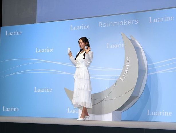 【写真】「Luarine」第1弾アイテムの美容液UV下地とハイライターを手に持つ本田真凜さん