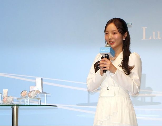 「今日こうしてブランドローチイベントに立っているのが、信じられないような気持ち」とコメント