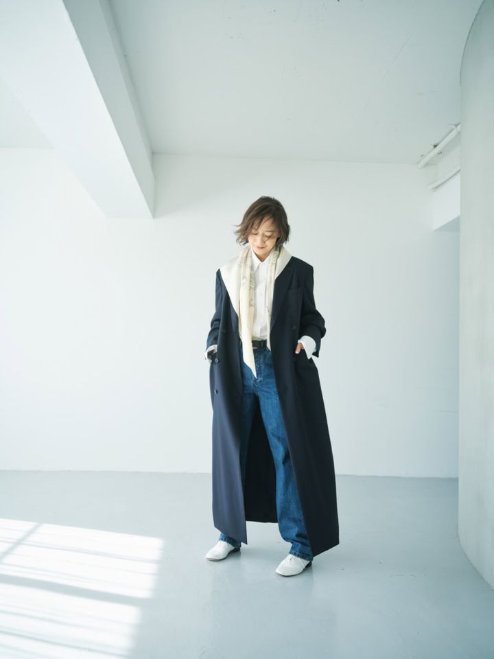 ダブルジャケットドレス¥82,500／ロエフ（エイチ ビューティー＆ユース）、シャツ ¥53,900／アンビラン、デニムパンツ¥32,000／アー・ペー・セー（アー・ペー・セー カスタマーサービス）、スカーフ¥38,500／エイネス（トゥモローランド）、ベルト¥19,800／メゾン ポワネ（ジャーナル スタンダード レサージュ 銀座店）、シューズ¥77,440／レペット（ルック ブティック事業部）