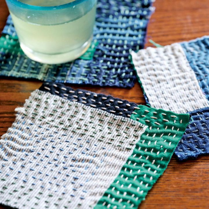 手作りコースター。布が大好きだから半端に余ったものも処分できず、思いつきました。姪がプレゼントしてくれた既製品をヒントに、自分なりにアレンジ。もう何年も作っていますが、今でも布や糸の色合わせにワクワクします。