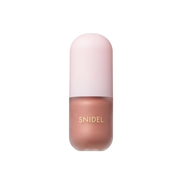 洗練された光沢を叶えるみずみずしいリキッドチークは、頬の高めの位置に逆三角形にポンポン塗りを。