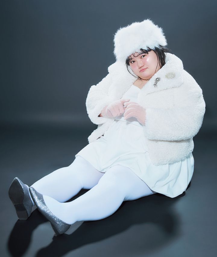 うえだ・しほ 1991年7月1日生まれ、大阪府出身。2014年に小田結希さんとコンビを結成。2021年に『女芸人No.1決定戦 THE W』で優勝を果たした。チャームポイントは「恥ずかしいけど、エクボですかね。母親からは目元が榮倉奈々さんに似てると言われます」