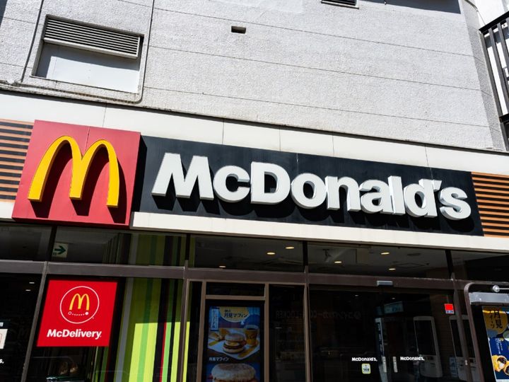 マクドナルドの公式Xは3月10日に投稿を更新。「マックフライポテト」の期間限定価格を特定の名字の人に呼び掛けました。（サムネイル画像出典：PIXTAより）