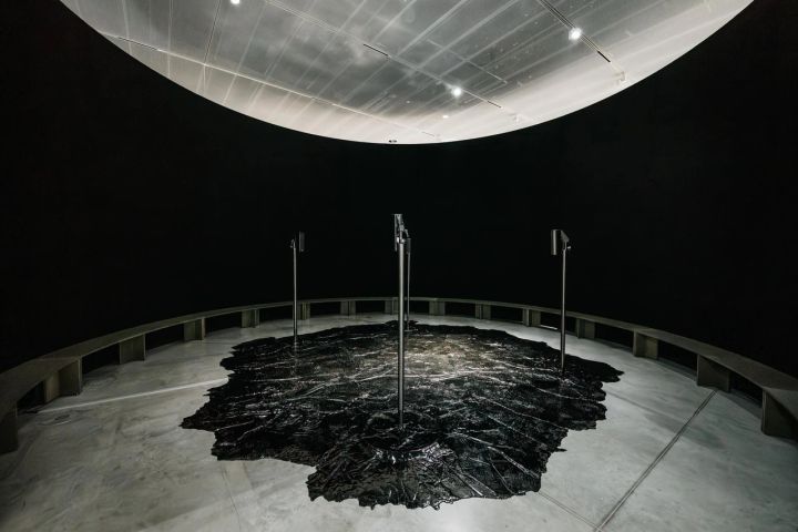 メゾンエルメス ル・フォーラム Obol アンドリウス・アルチュニアン｜《Synthetic Exercises》| 2023年 | タール、瀝青、金属、4チャンネルサウンド | サイズ可変 | Courtesy of the artist | Photo by Jonas Balsevicius