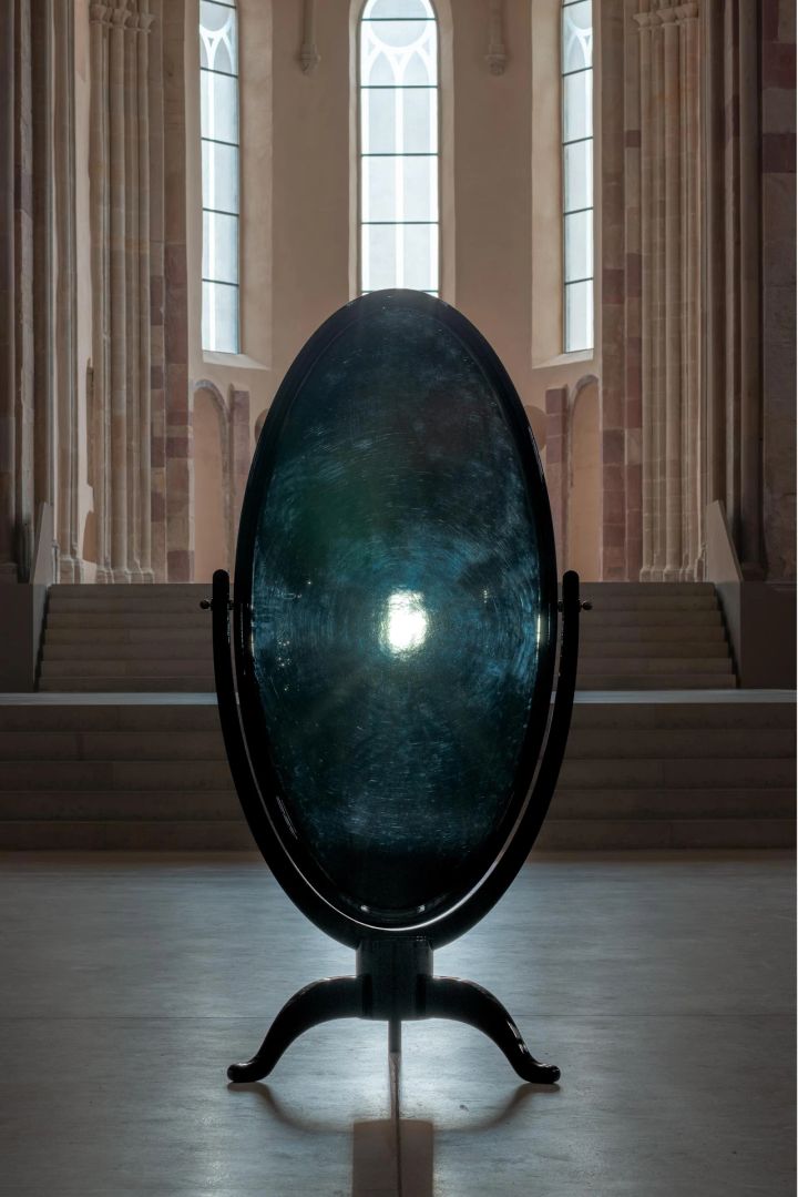 メゾンエルメス ル・フォーラム Obol アンドリウス・アルチュニアン | 《Under the Cold Sun》| 2024年 | 鏡、スポットライト、タイマー、4.1チャンネルサウンド、ドローイング7点 | Courtesy of the artist | Photo by Kunstmuseum Magdeburg