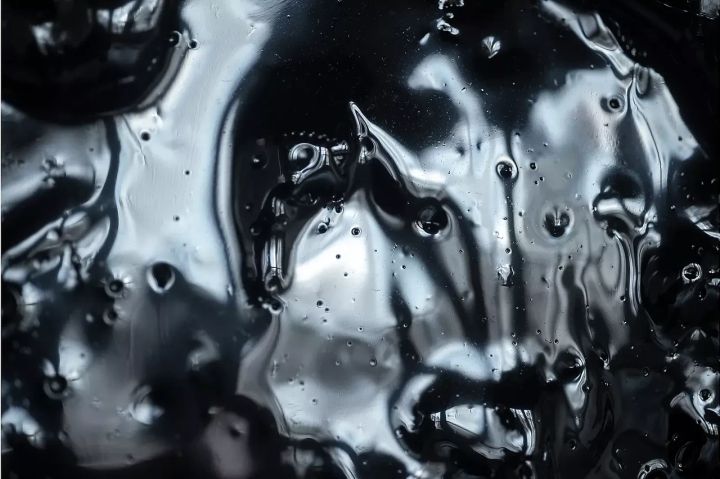 メゾンエルメス ル・フォーラム Obol アンドリウス・アルチュニアン｜《Below ( For the Ones That Murmur)》｜2024年｜ 瀝青、タール、鉄、木綿、5チャンネルサウンド ｜Courtesy of the artist Photo by Dat Bolwerck, Zutphen