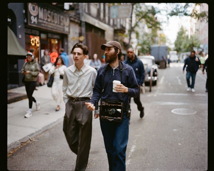 NYでロケ撮影中に言葉を交わすティモシー・シャラメと ジョシュ・サフディ監督。