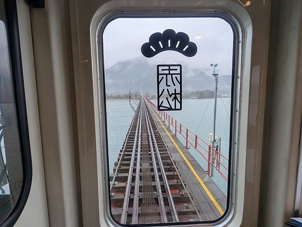 先頭と最後尾からは、海の上を走るような景色を見ることができる