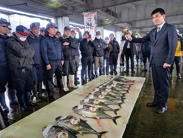 京都府 副知事の武田一寧(かずやす)さんによる、「都まぐろ」初競りの一声