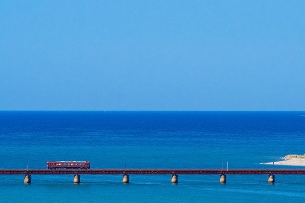 由良川橋梁を走る「丹後あかまつ号」 提供：WILLER TRAINS(京都丹後鉄道)