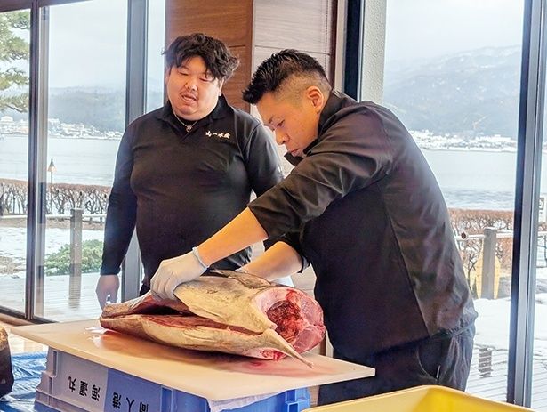 関係者向けに天橋立ホテルで行われた、マグロの解体ショー
