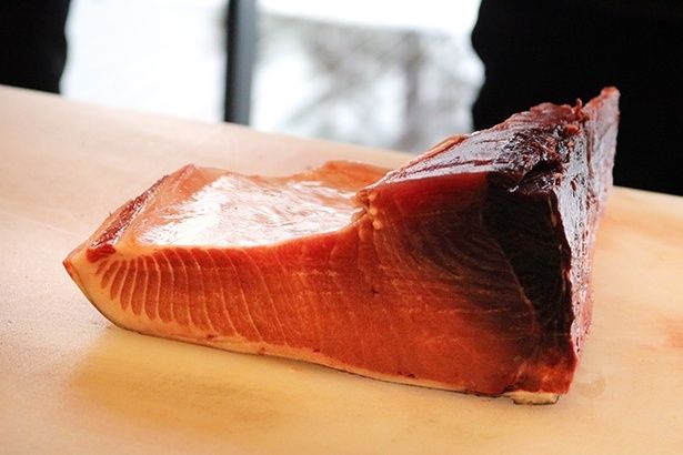 皮目の白い部分が脂。漁業関係者は頭を落とした段階で、マグロの善し悪しがわかるのだという