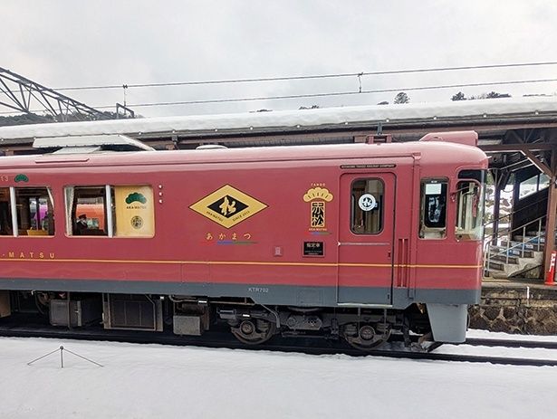 「丹後あかまつ号」のデザインは、天橋立の白砂青松を象徴する「松」がテーマ