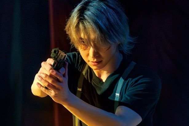 【写真を見る】Snow Man佐久間大介が“伝説の元殺し屋役”でキレキレのダンスを披露!? [c]2026『スペシャルズ 』フィルムパートナーズ 