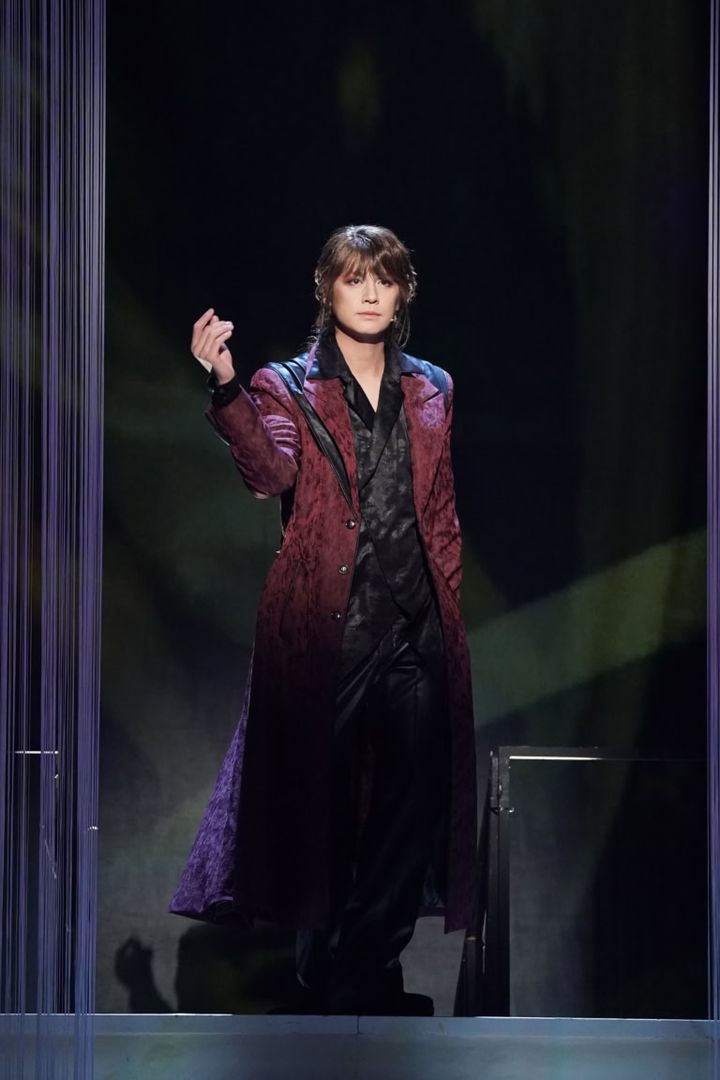 甘い香りを漂わせる凄腕の暗殺者トウ（浦井健治）。