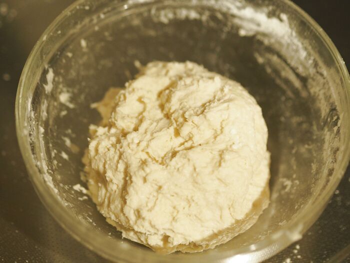 発酵いらず！フライパンで焼くだけで『もちもちパン』ができちゃった♪意外な食材を使いますよ