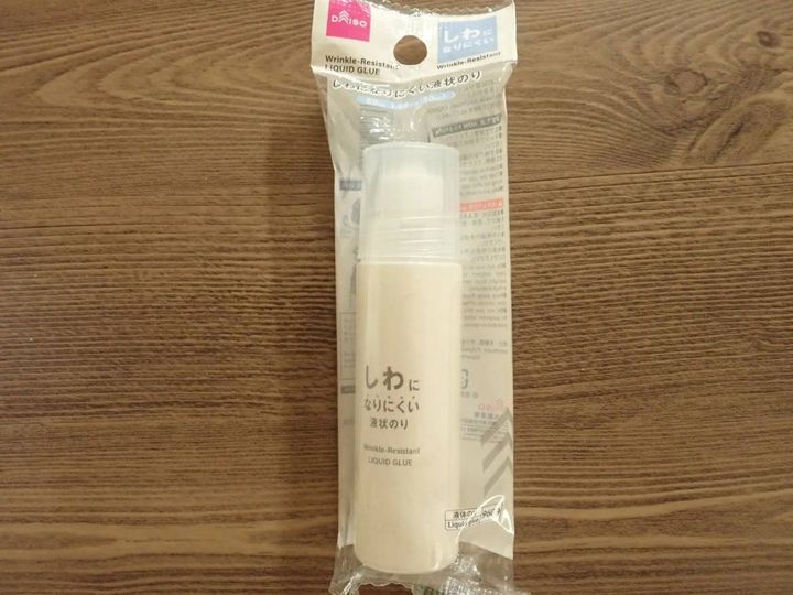 DAISO(ダイソー)：しわになりにくい液状のり(50mL)
