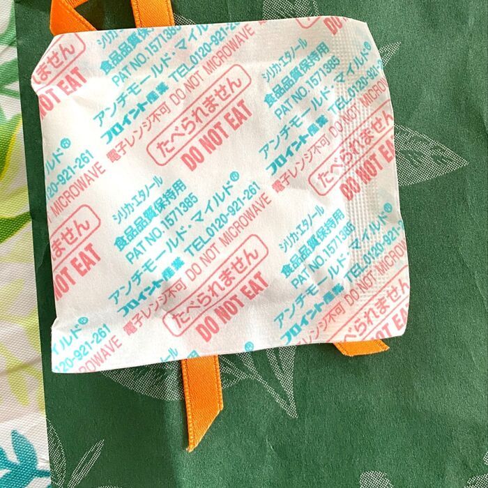 お菓子に入っている〈乾燥剤〉捨てないで！お役立ちアイデアを大発見♪