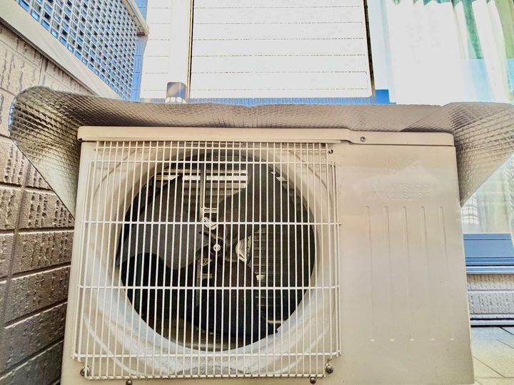 日よけ効果で直射日光から室外機を守る