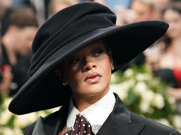 リアーナ、在宅中の自宅を35歳女性に銃撃される （C）AFLO width=