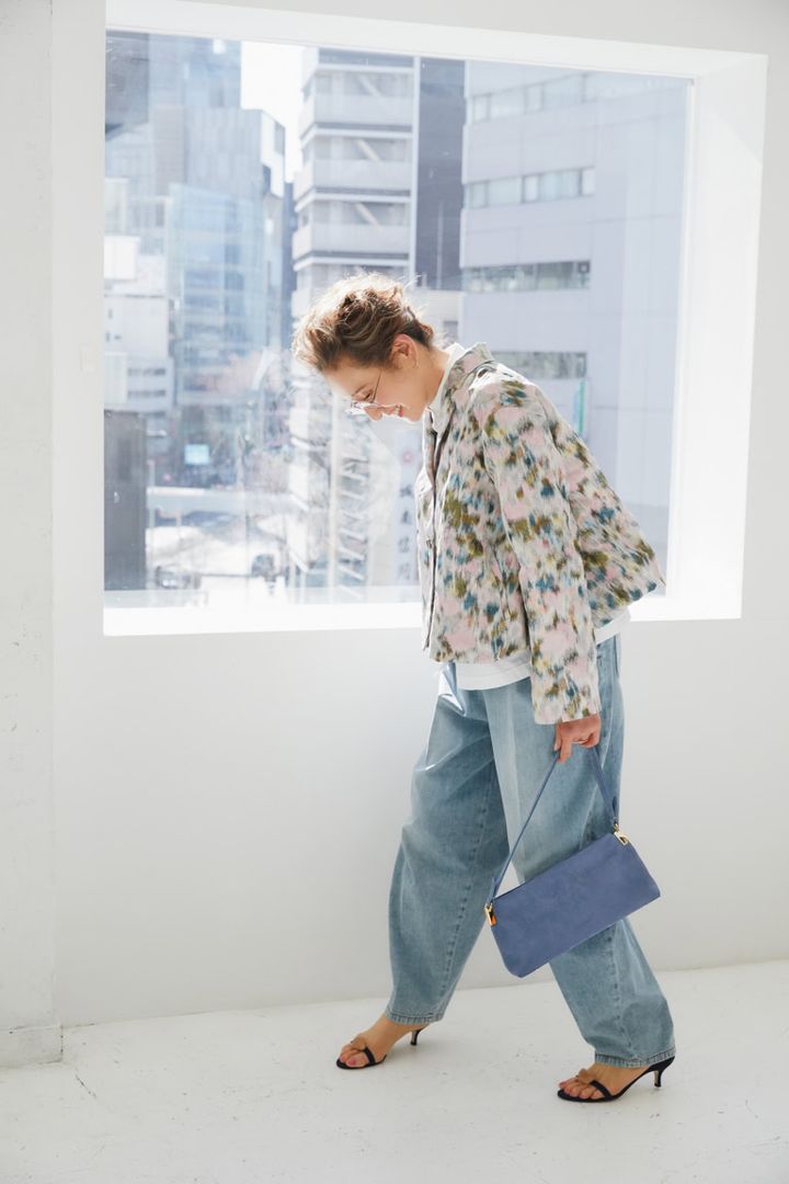 ジャケット¥302,500、シャツ¥137,500、パンツ¥215,600／すべて ファビアナ フィリッピ（コロネット）、ピアス¥141,900、リング¥385,000／ともにヒロタカ（ヒロタカ 表参道ヒルズ）、メガネ¥50,600／アイヴァン（アイヴァン 東京ギャラリー）、バッグ¥75,900／マエストソ（アマン）、シューズ¥69,300／ネブローニ