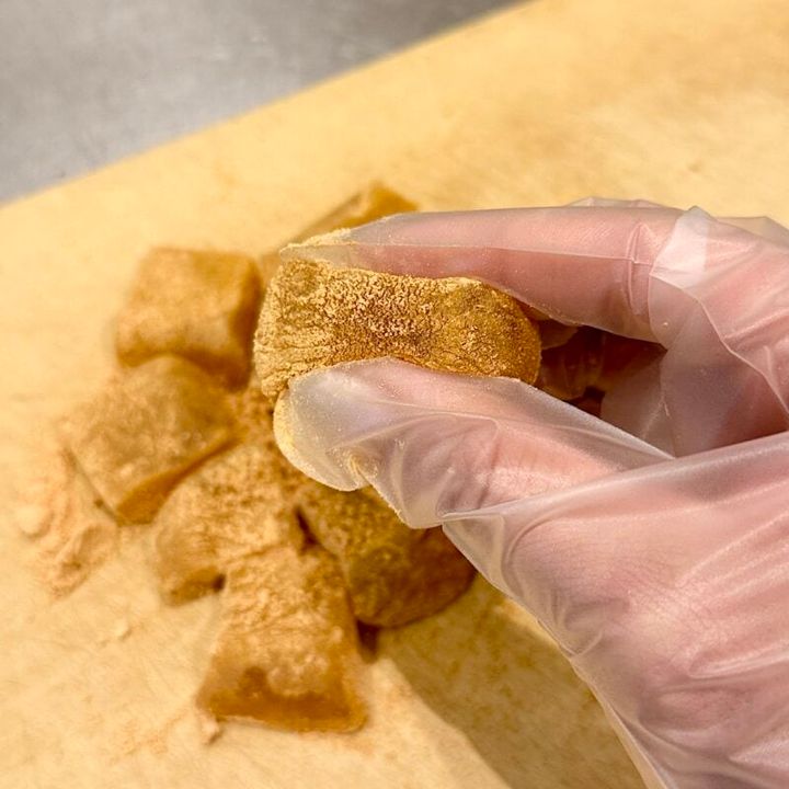 ⑤冷えたら切って、きな粉をまぶして。ほらこの弾力！写真じゃ伝わりきらないのが悔しい！！