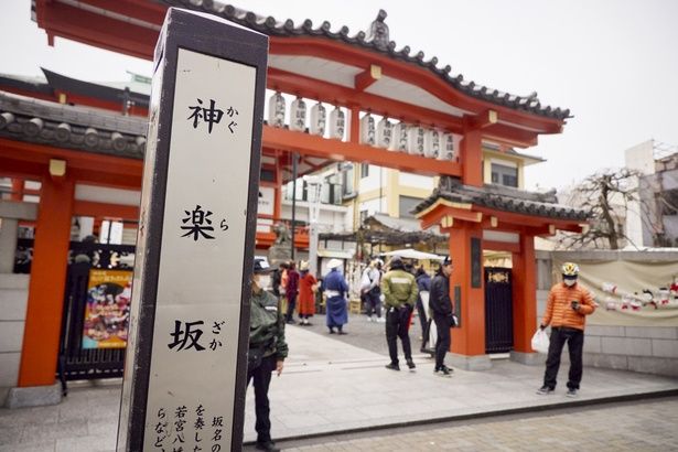 “神楽坂の毘沙門様”として知られる善國寺にて撮影が行われた 撮影/植村忠透