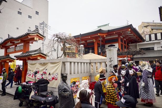 【写真を見る】エキストラも本気の仮装！1年先のお祭りを再現した神楽坂での大規模ロケ 撮影/植村忠透