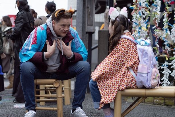 善國寺での撮影中のフレイザー&シャノン。キュートな衣装ながら目は真剣そのもの [c]2026 Searchlight Pictures. All Rights Reserved.