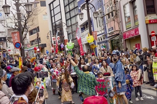 指示を出すスタッフも猫耳着用！連帯感がすごい 撮影/植村忠透