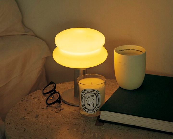 手前左：春の到来を告げる、桜が主役。ディプティック フルール ド スリジエ 190g 1万450円（ディプティック ジャパン）※3月5日限定発売 中：3段階の明るさに調節でき、ベッドサイドのランプに最適。ILKW. SNOWMAN 15 ポータブルランプ 1万9800円（アクタス） 右：日本の原生林を想起させるアーシーでウッディな香り。イソップ プレトミー アロマティックキャンドル 300g 1万4960円（イソップ）