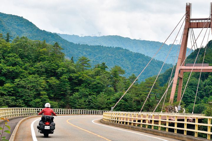 【絶景ツーリング】白川郷から平瀬温泉へ。エメラルドグリーンの庄川を望む「さくら道」快走ガイド