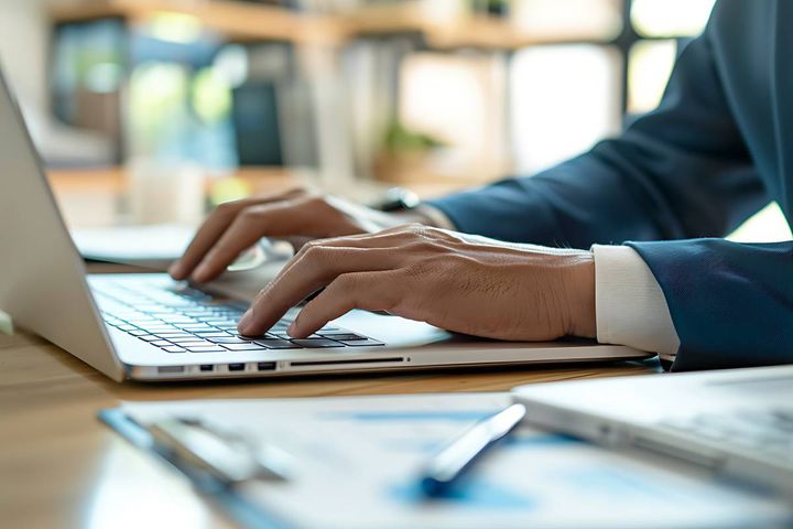 パソコンを操作する人