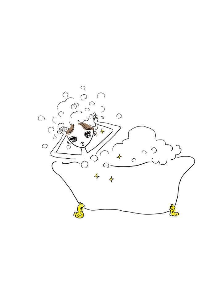 泡に包まれながらシャンプーする女性のイラスト。頭皮ケアを意識した美髪ホームケアのバスタイムシーン。