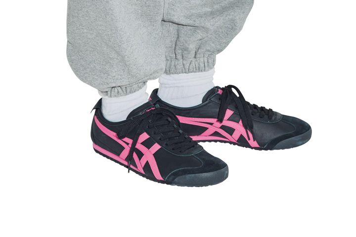 グレーのスウェットに合わせたいのはカラフルなスニーカー一択！おすすめ4選