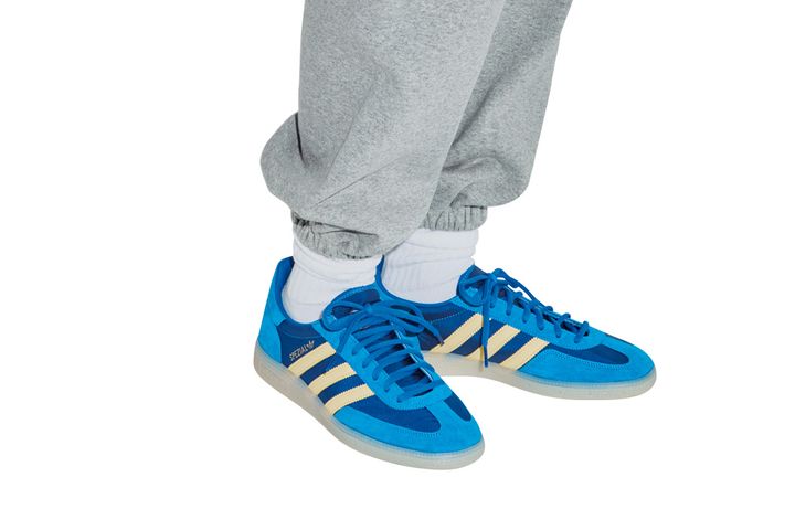 グレーのスウェットに合わせたいのはカラフルなスニーカー一択！おすすめ4選