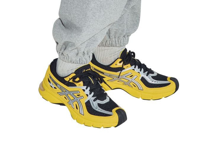 グレーのスウェットに合わせたいのはカラフルなスニーカー一択！おすすめ4選