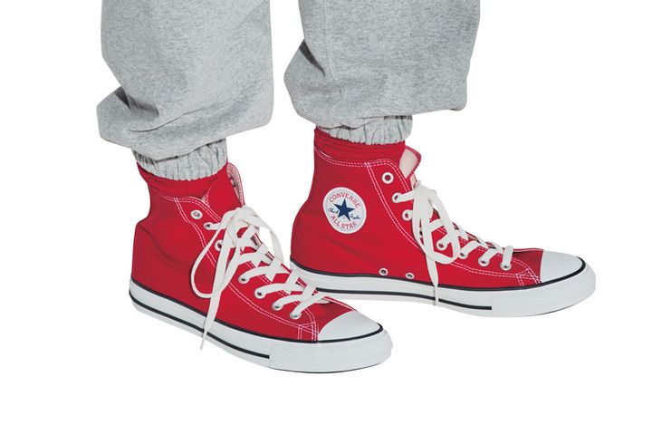 グレーのスウェットに合わせたいのはカラフルなスニーカー一択！おすすめ4選