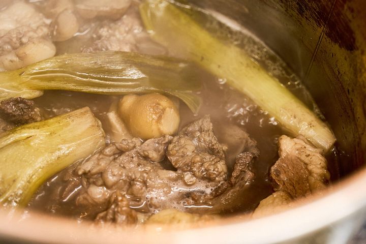 肉をじっくり煮込む