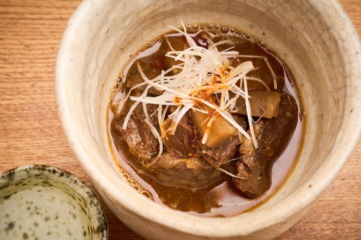 味つけをして、根菜を煮込む