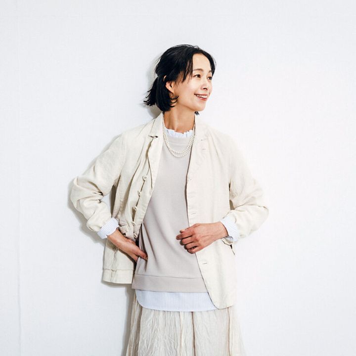 コットンリネンジャケット¥64,900、スカート¥39,600／ともにパドカレ（パドカレ六本木）、パールネックレス¥7,150／アビステ