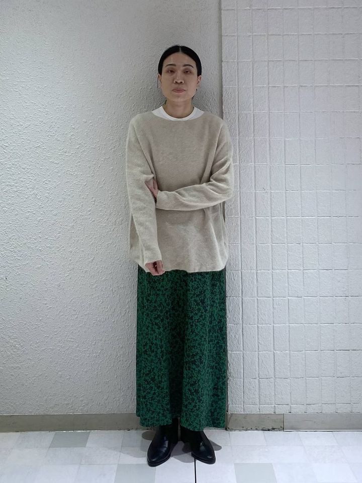 グリーンの花柄スカートを主役に