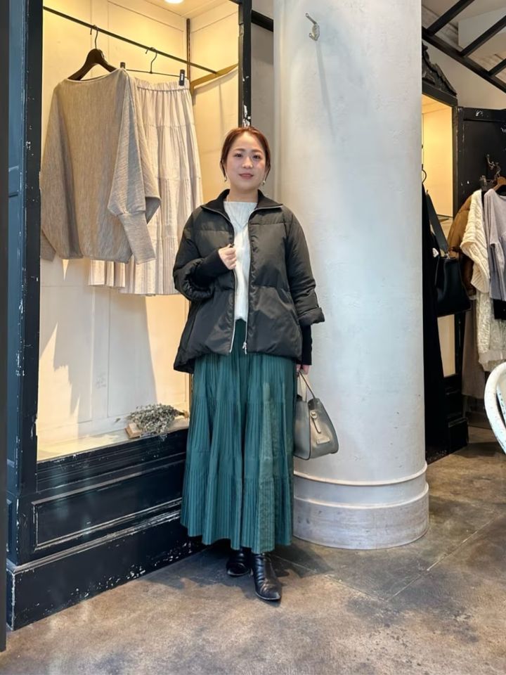 軽やかなプリーツスカートをグリーンで新鮮に