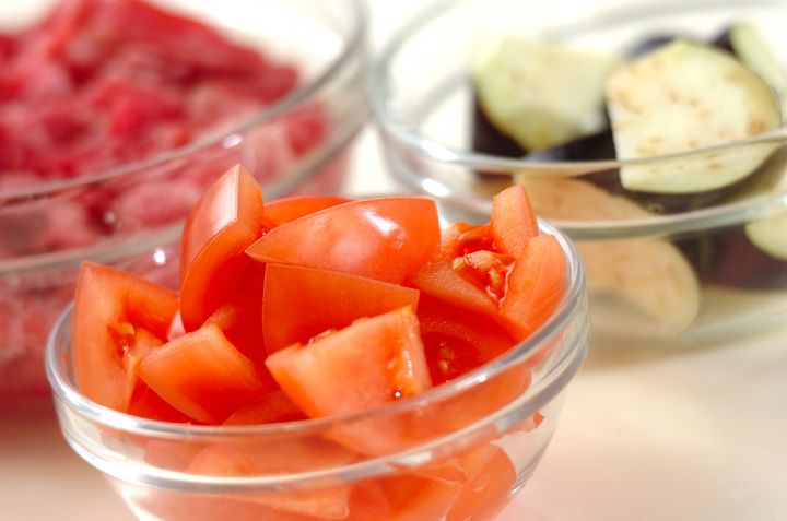 ごはんがすすむ！牛肉とトマトのオイスター炒めの下準備1