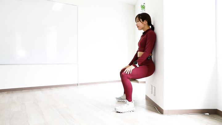 ウォールシットのやり方2 そのまま、イスに座るような姿勢になってキープする