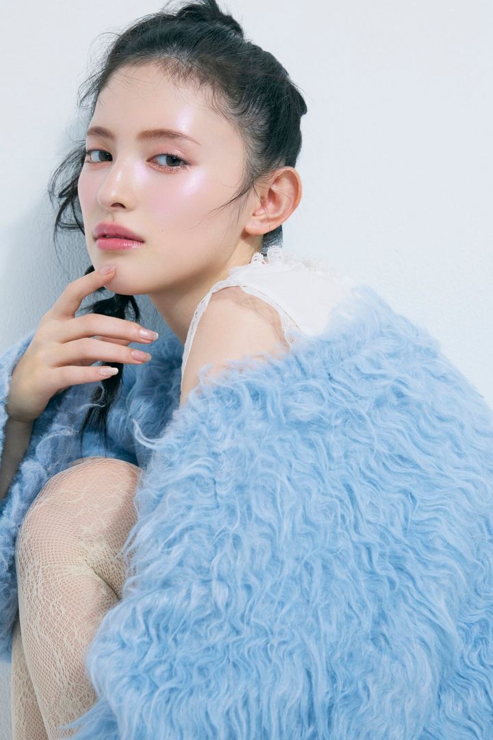 菅田愛貴（あきちゃん）が2026春メイクを披露。涙袋グリッターで目ヂカラを強調したキラキラ“盛り顔”ビューティービジュアル。