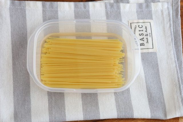耐熱容器にパスタを入れる