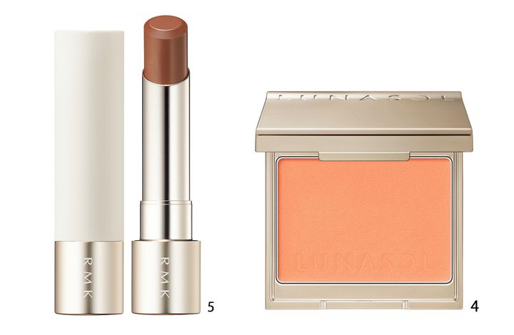 春らしいグリーンパールを纏った目元に合う、ルナソルのチーク 「カラーリングブリーズ 02 サンキストブリス」と、RMKのむっちりツヤリップ「デューイーメルト リップカラー EX-05 テイスト オブ トゥルース」。